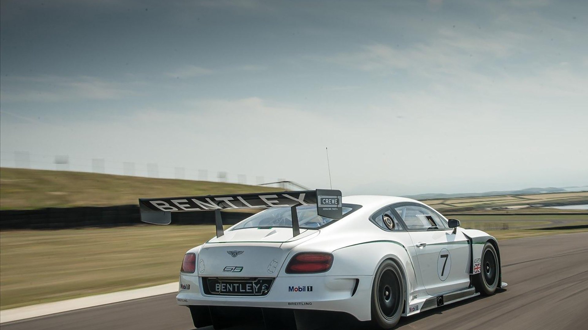 九游游戏中心官网-_高空极限跳伞表演：从云端俯瞰人生_，3.9万米高空极限跳伞视频