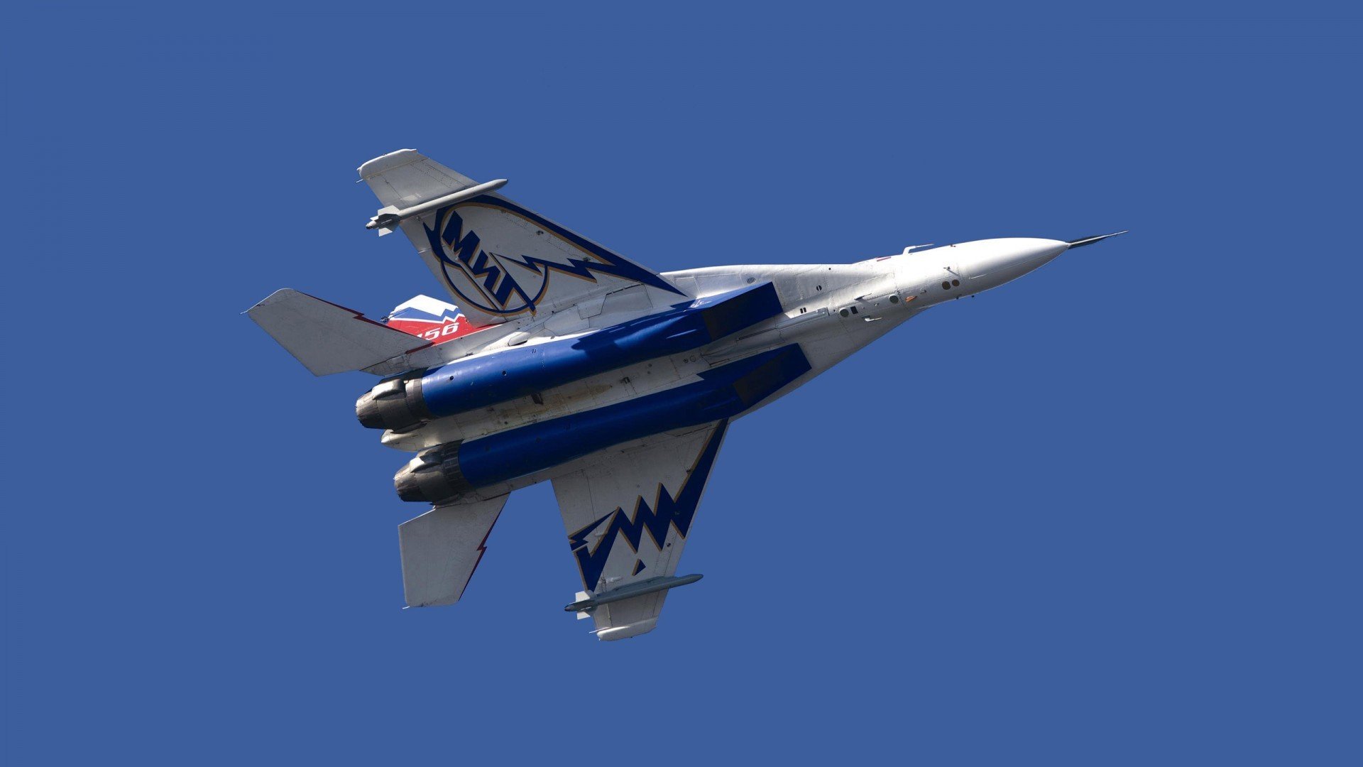 公牛通过侧翼跑动牵制对手防线，公牛侧面